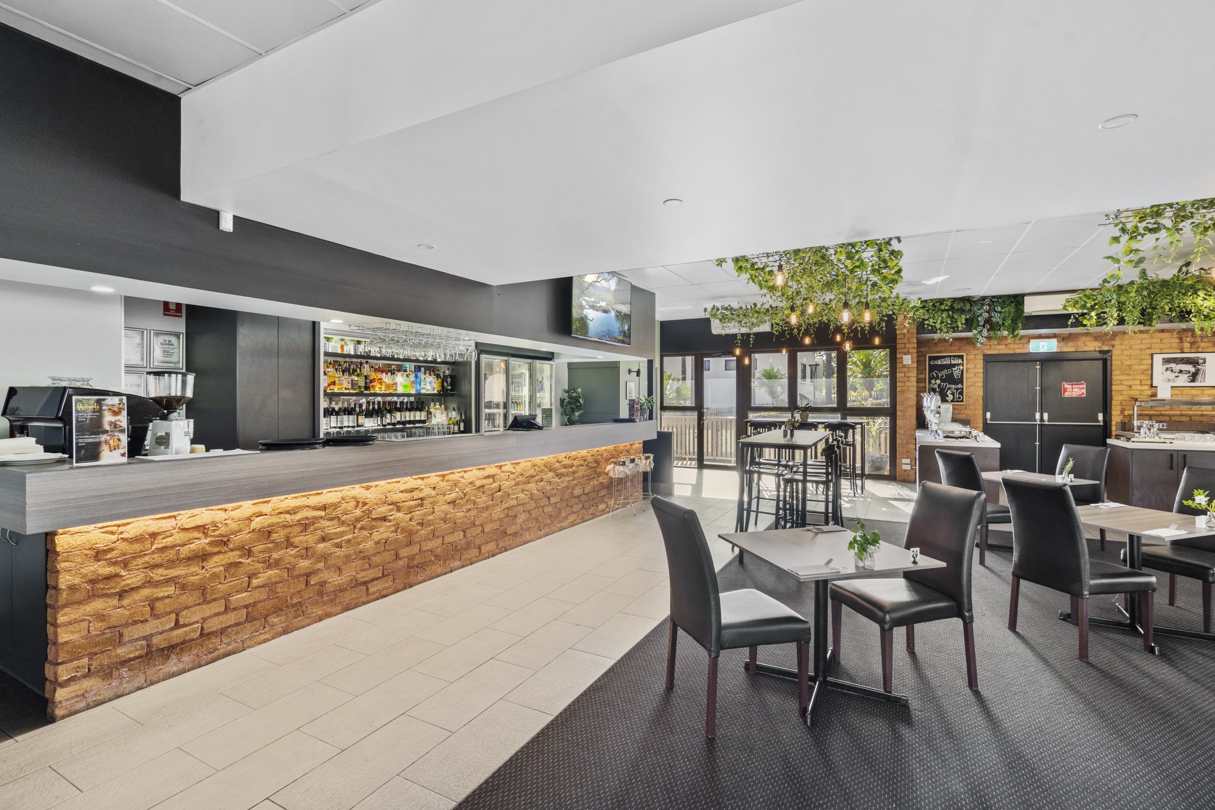 The Gardens Restaurant bar and dining area